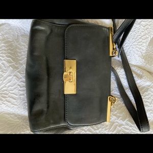 Cross-body bag in black and gold